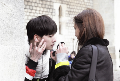 ֣ˬ ˧ը֣ˬ̫ ΢΢һЦǡ͸ع